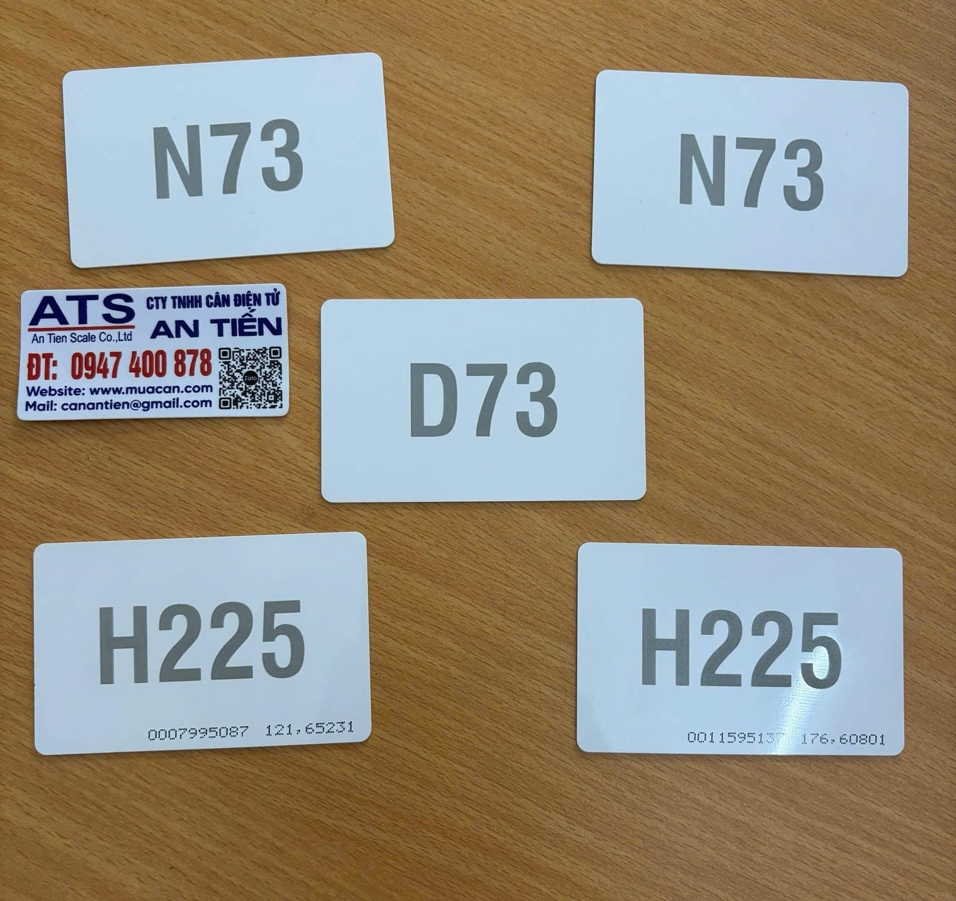 Nhãn dán chống hàng giả cho cân điện tử, in mã số QR code, khách hàng dễ nhận biết sản phẩm chính hãng, chất lượng cao từ nhà cung cấp cân điện tử hàng đầu Việt Nam.